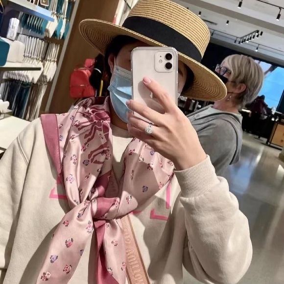 NWT COACH Large scarf Flower Carriage pattern 87x89cm 100% Silk - Picture 6 of 8